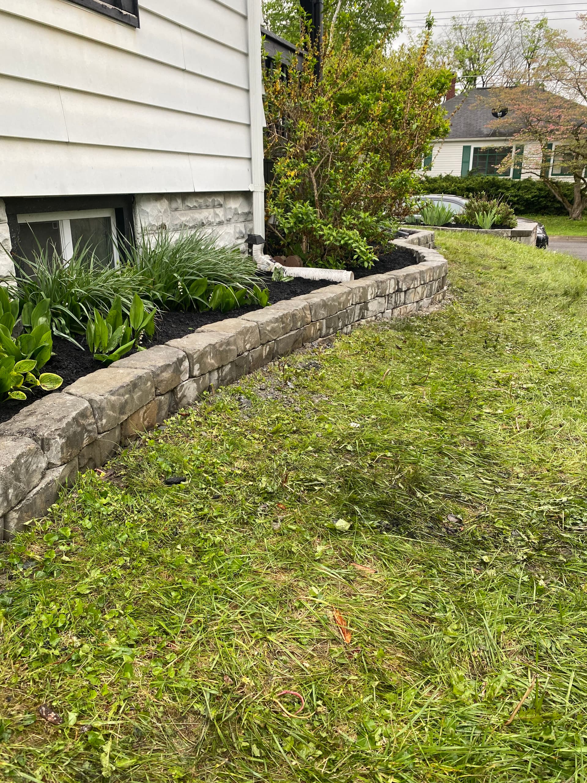 Gallery photos for Stone Garden Wall and Mulch Bed Installation Done Right: Image #4