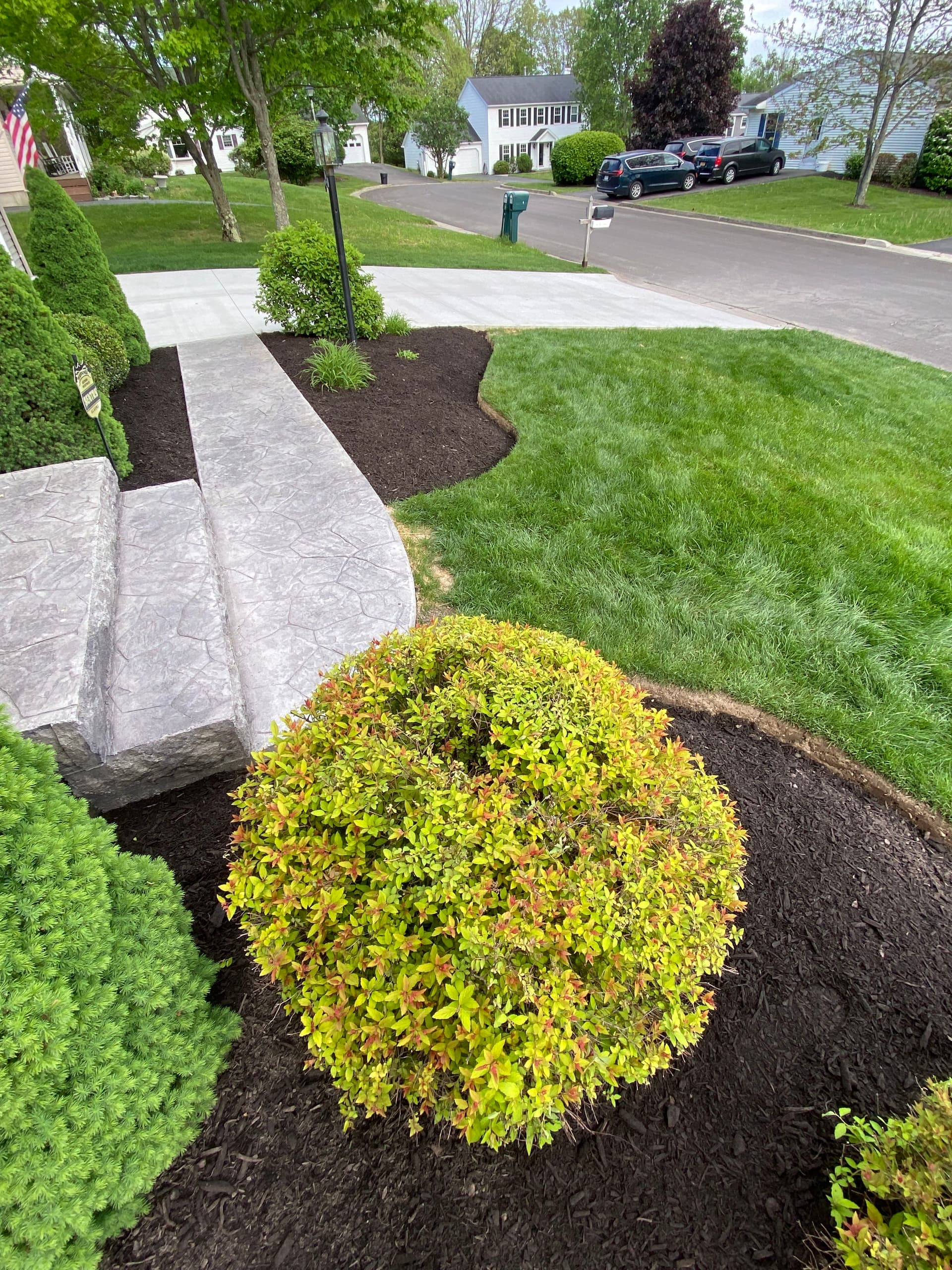 Gallery photos for Fresh Mulch and Clean Edges That Make a Yard Look Sharp: Image #1