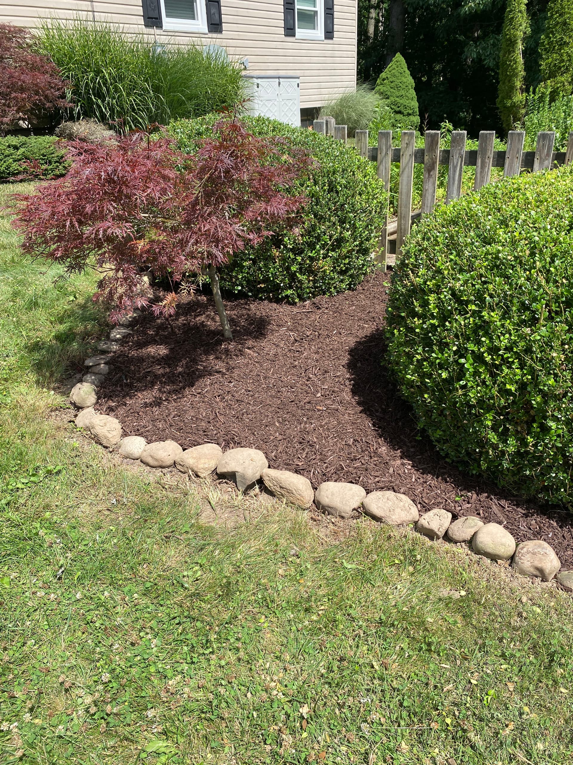 Gallery photos for Fresh Mulch, Crisp Trimming, and a Cobblestone Edge Done Right: Image #1